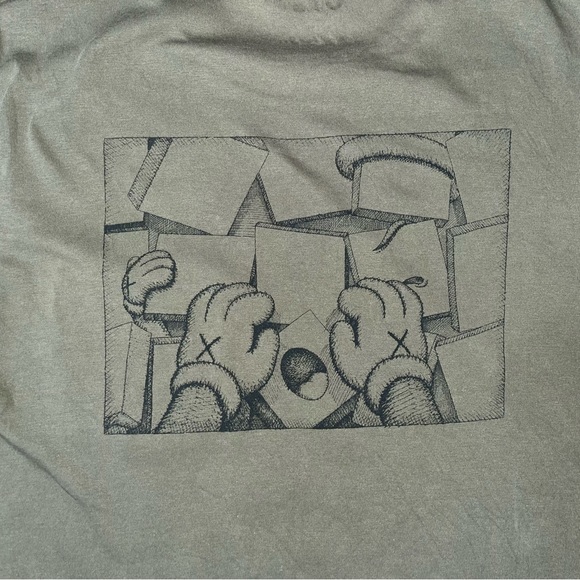 2016 KAWS x Uniqlo SS16 “XX” Pocket Olive Green T-Shirt - Size Medium - Picture 5 of 6